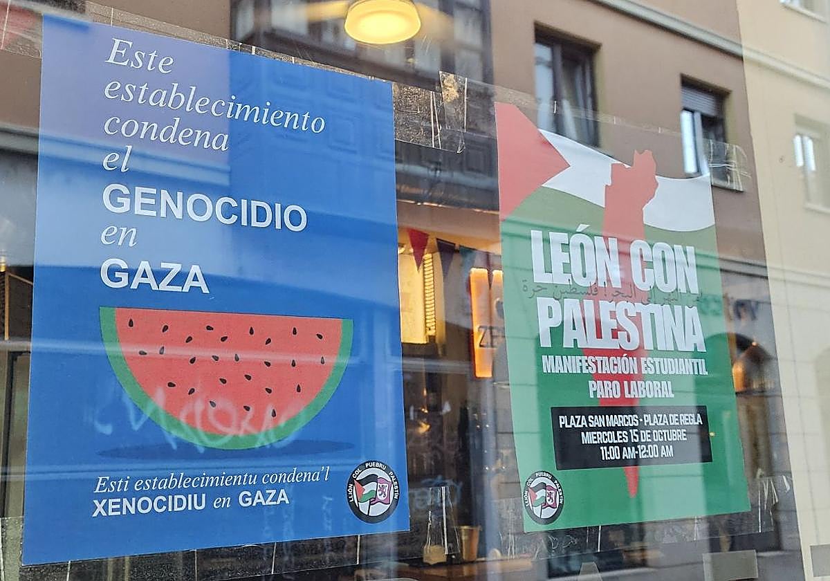 Un negocio que condena el genocidio en León.