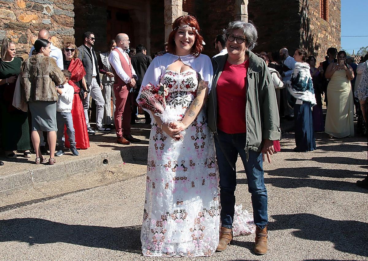 Imagen secundaria 1 - Los novios en la boda.