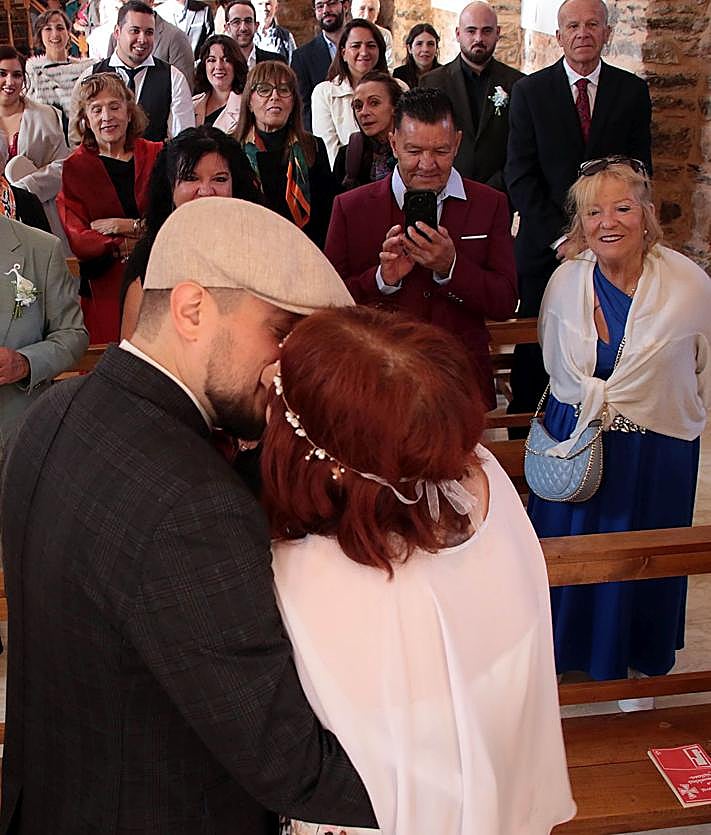 Imagen secundaria 2 - Los novios en la boda.