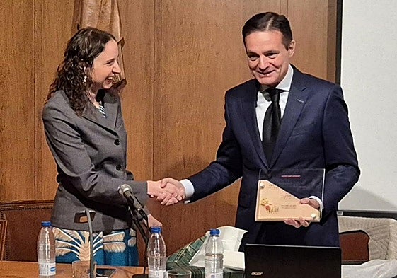 Nieves Gómez, presidenta del Centro Gaudí Madrid, entrega el premio a Raúl Fernández Sobrino en representación de Fundos.