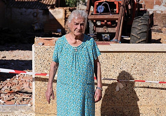 Estefanía Martínez posa delante de su casa derruida.