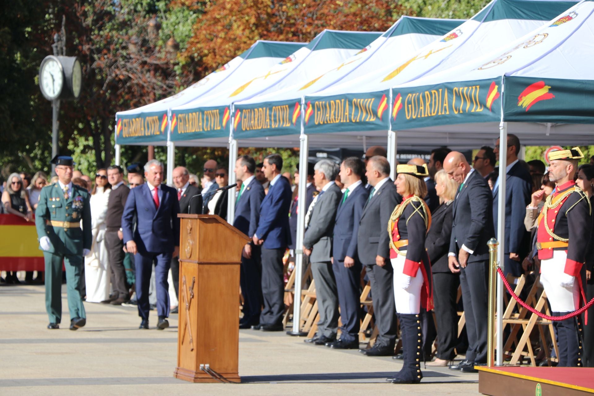 Todas las imágenes del desfile y el acto por el Día del Pilar en León