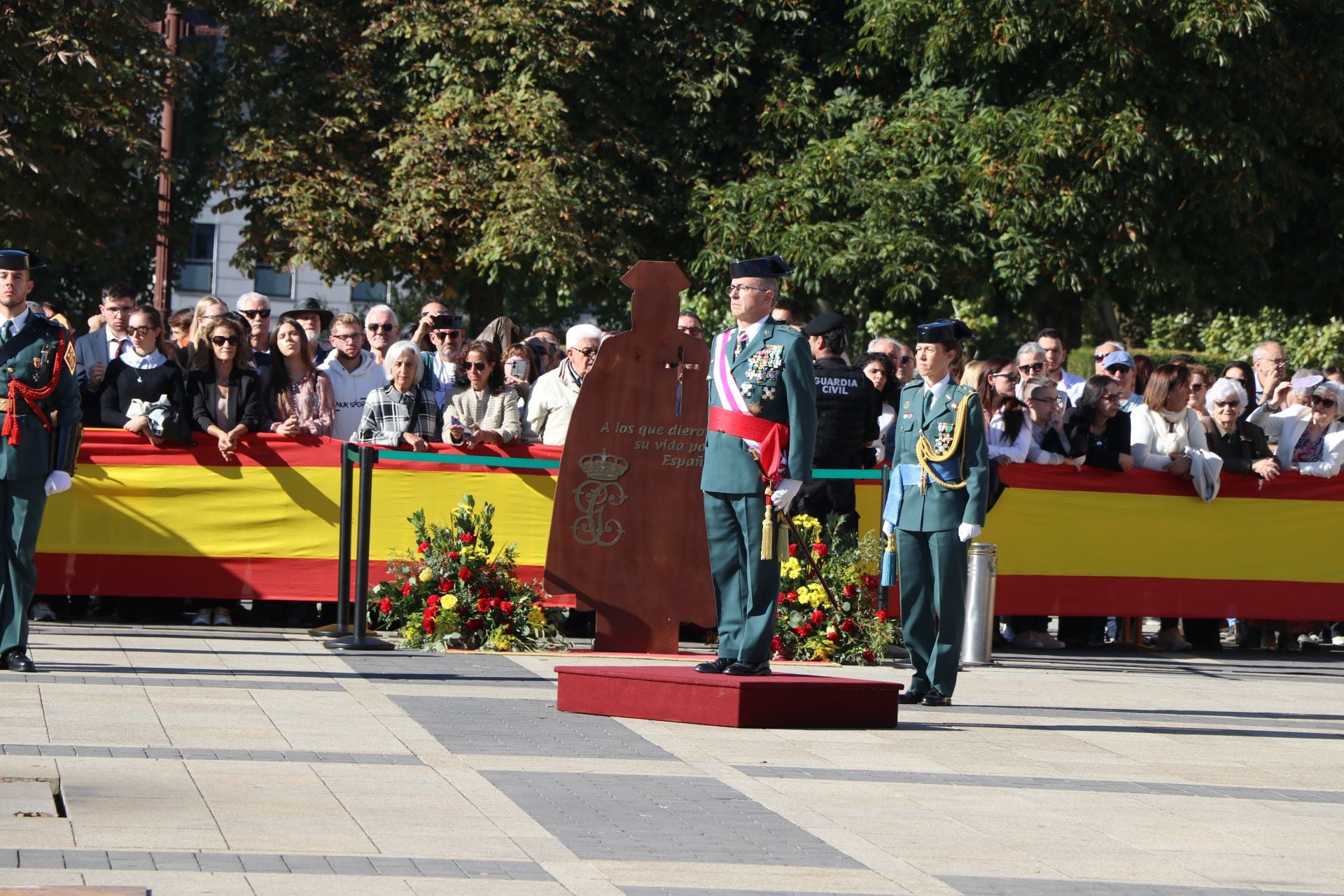 Todas las imágenes del desfile y el acto por el Día del Pilar en León