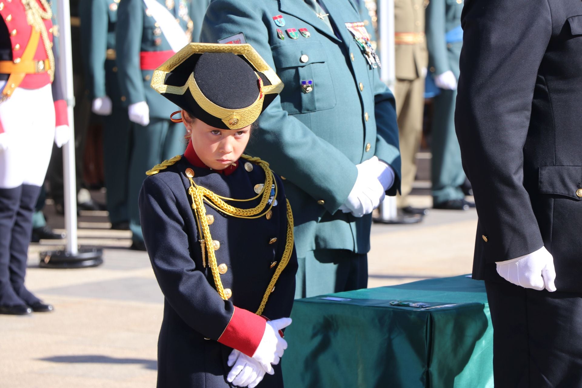 Todas las imágenes del desfile y el acto por el Día del Pilar en León