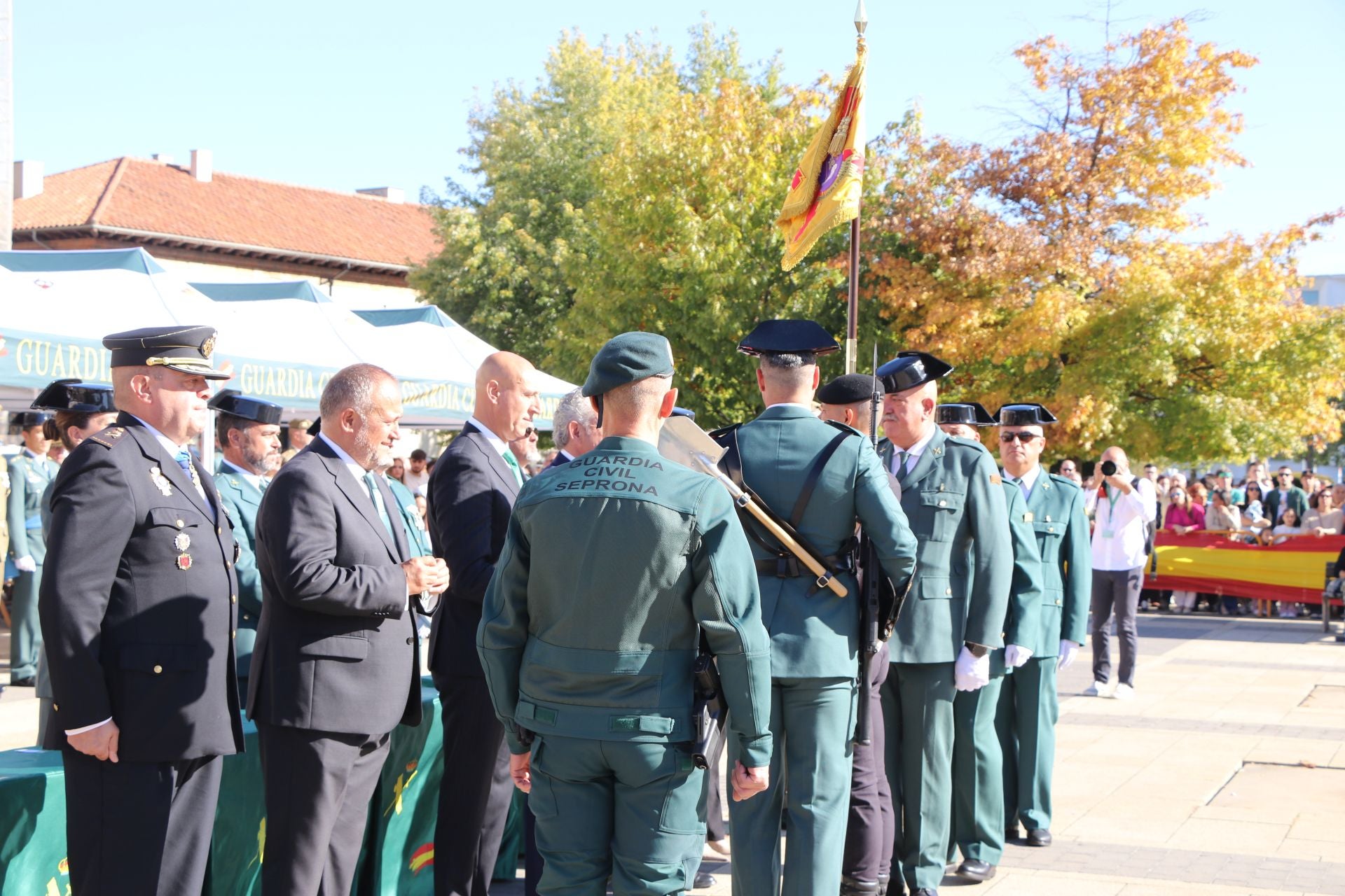 Todas las imágenes del desfile y el acto por el Día del Pilar en León