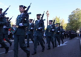 Desfile de la Guardia Civil en León por el Día del Pilar.