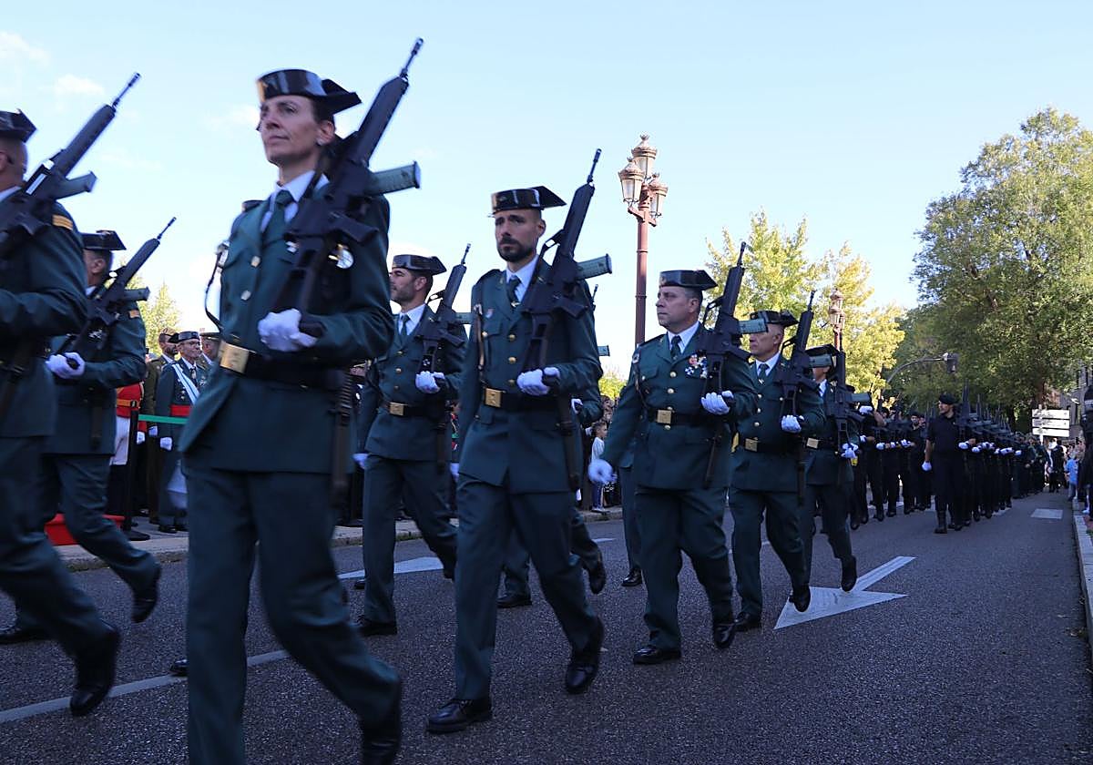 Desfile de la Guardia Civil en León por el Día del Pilar.