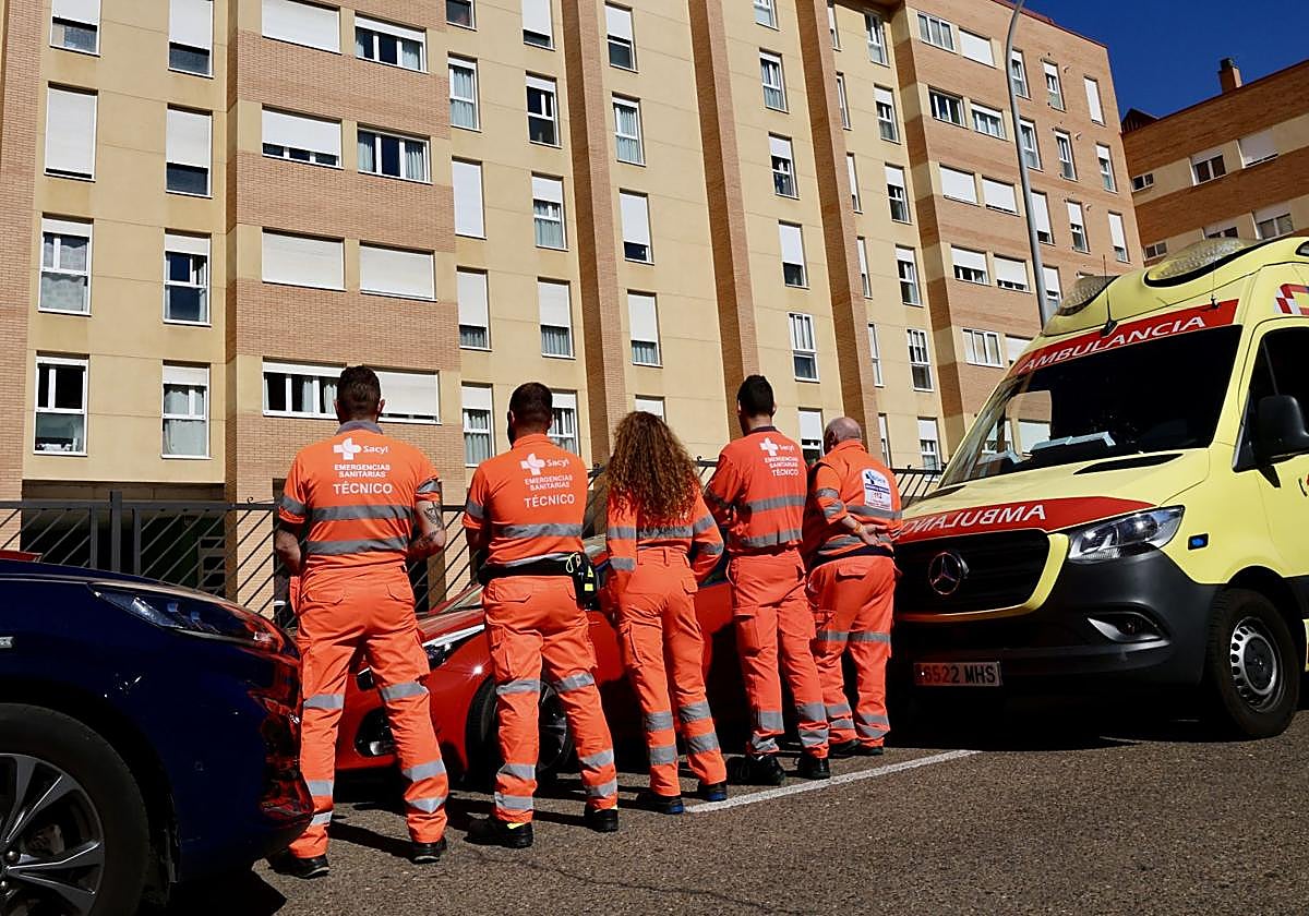 Un atrincherado en el barrio de Eras de Renueva amenaza con suicidarse desde lo alto del edificio.