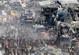 Cientos de palestinos recogen ayuda humanitaria de camiones que han ingresado a Gaza.