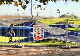 Personas en el interior de la pista de pumptrack en Puente Castro, aún en obras.