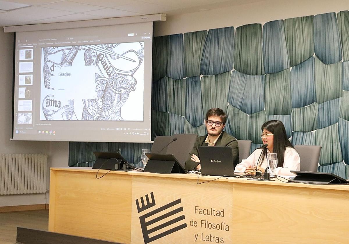 Javier Domingo Pérez, miembro del comité organizador del congreso, y la ponente Teresa Saharí Soriano Ruiz.