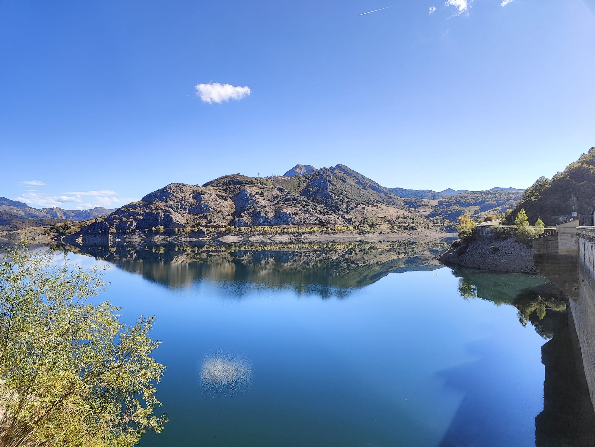Cielos casi despejados vistos desde el embalse del Porma.