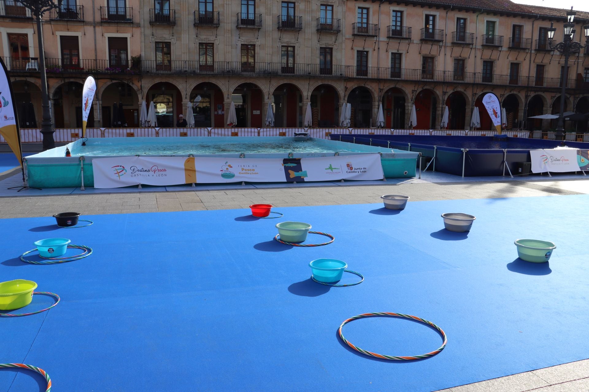 La Plaza Mayor de León se convierte en un aula de pesca