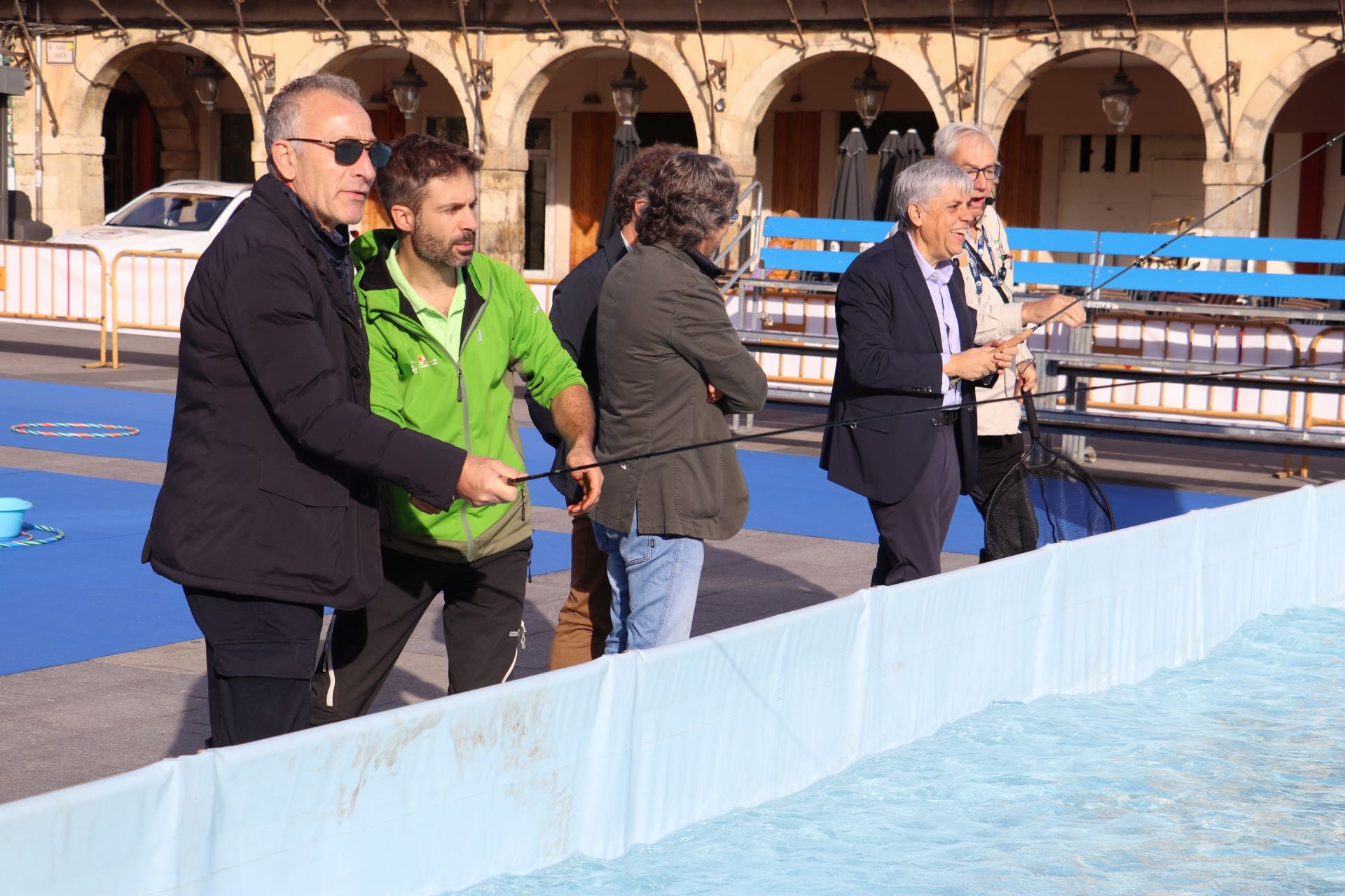 La Plaza Mayor de León se convierte en un aula de pesca