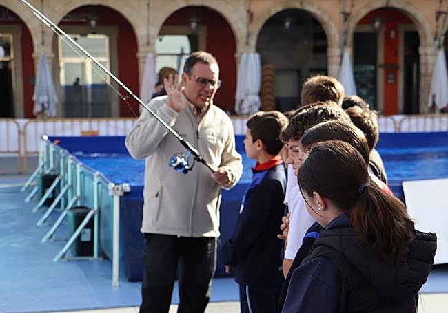 Todas las imágenes del aula de pesca en la plaza Mayor de León.