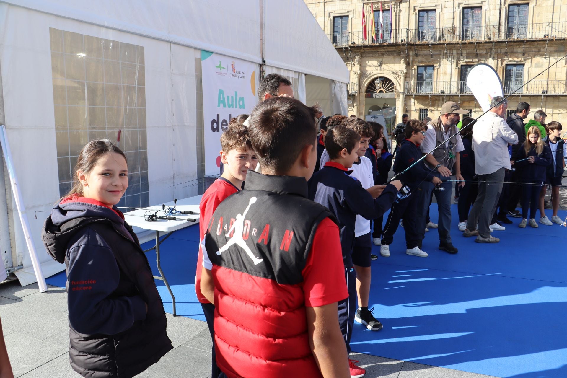 La Plaza Mayor de León se convierte en un aula de pesca