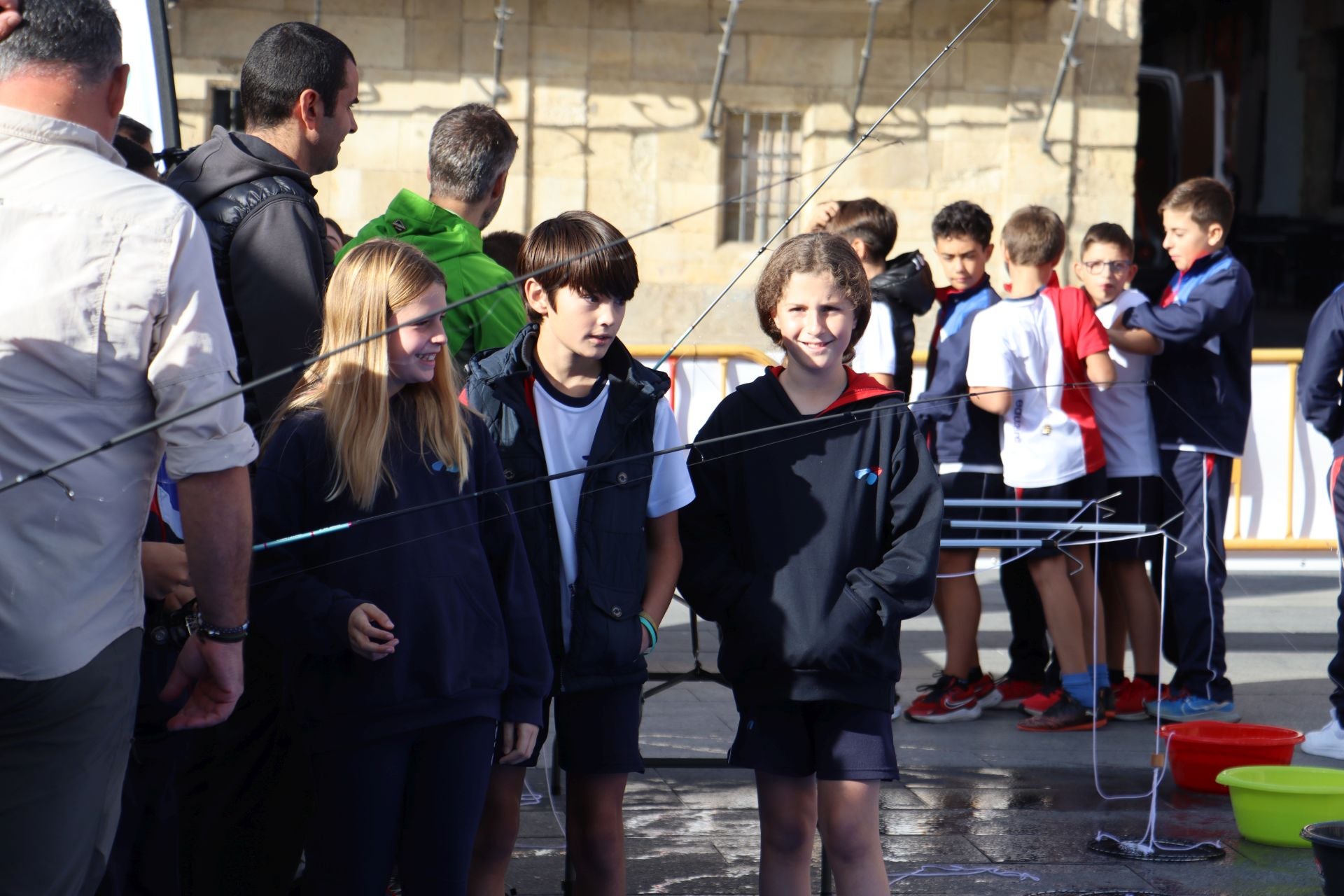 La Plaza Mayor de León se convierte en un aula de pesca