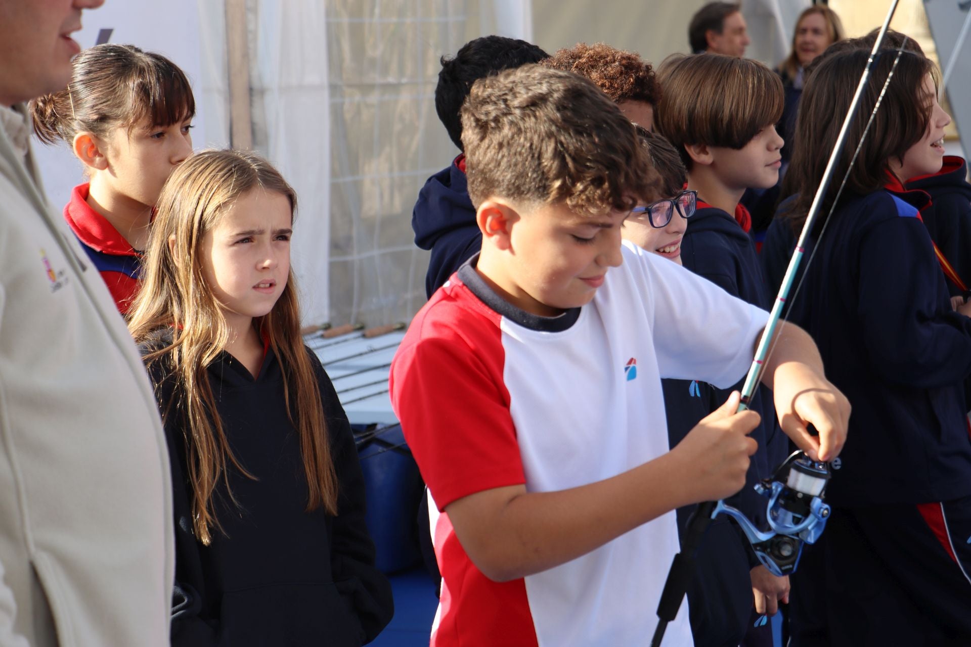 La Plaza Mayor de León se convierte en un aula de pesca