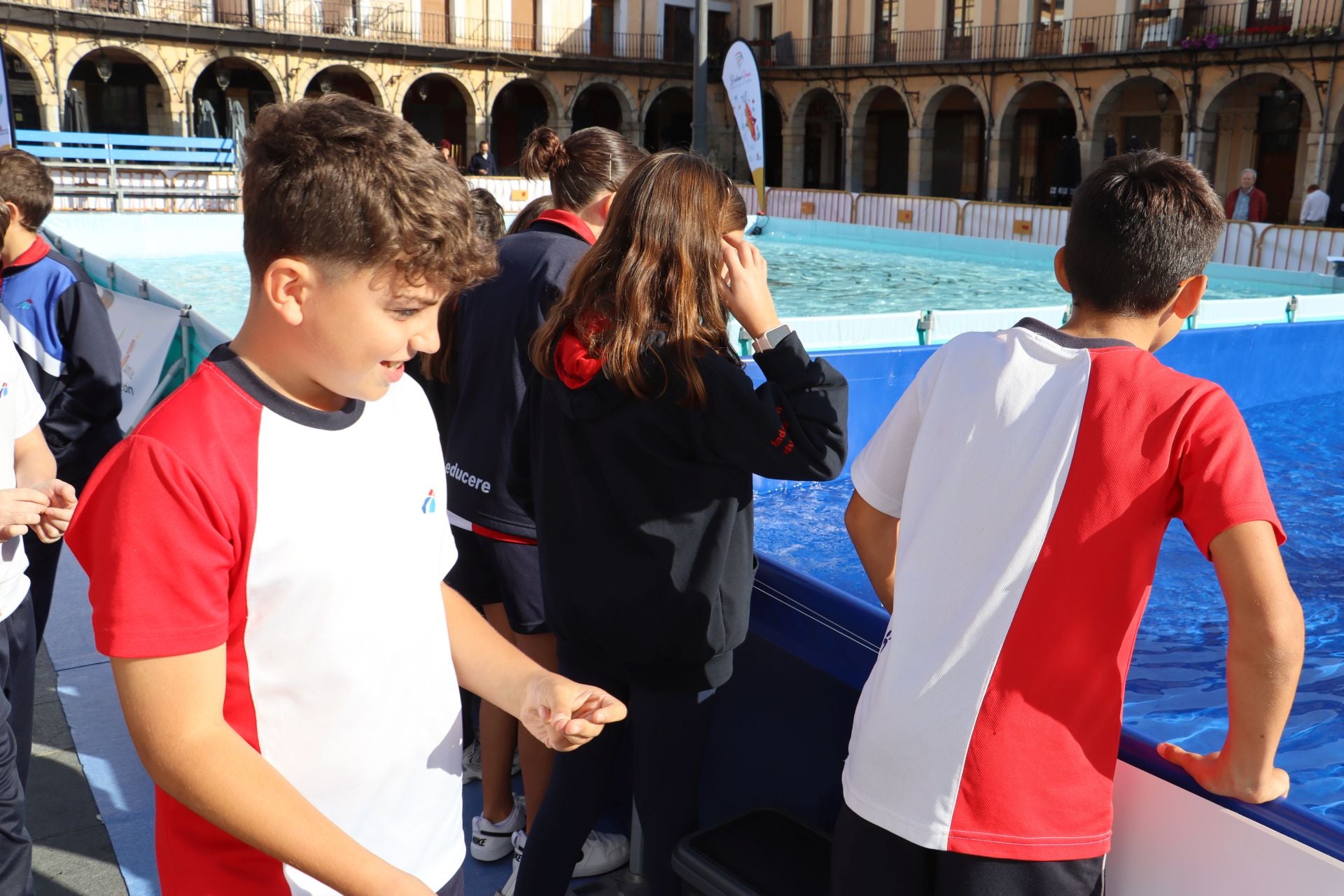 La Plaza Mayor de León se convierte en un aula de pesca