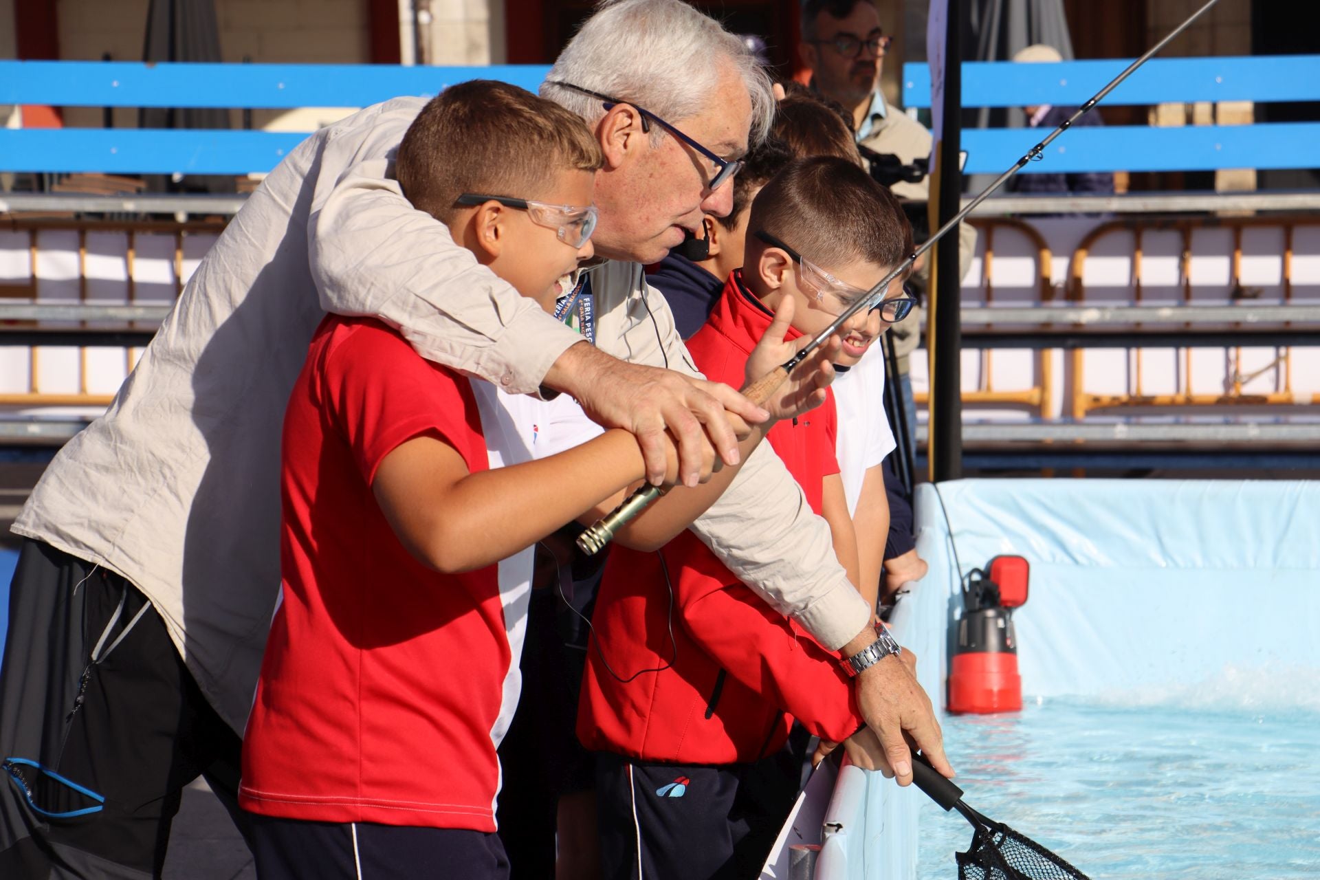 La Plaza Mayor de León se convierte en un aula de pesca