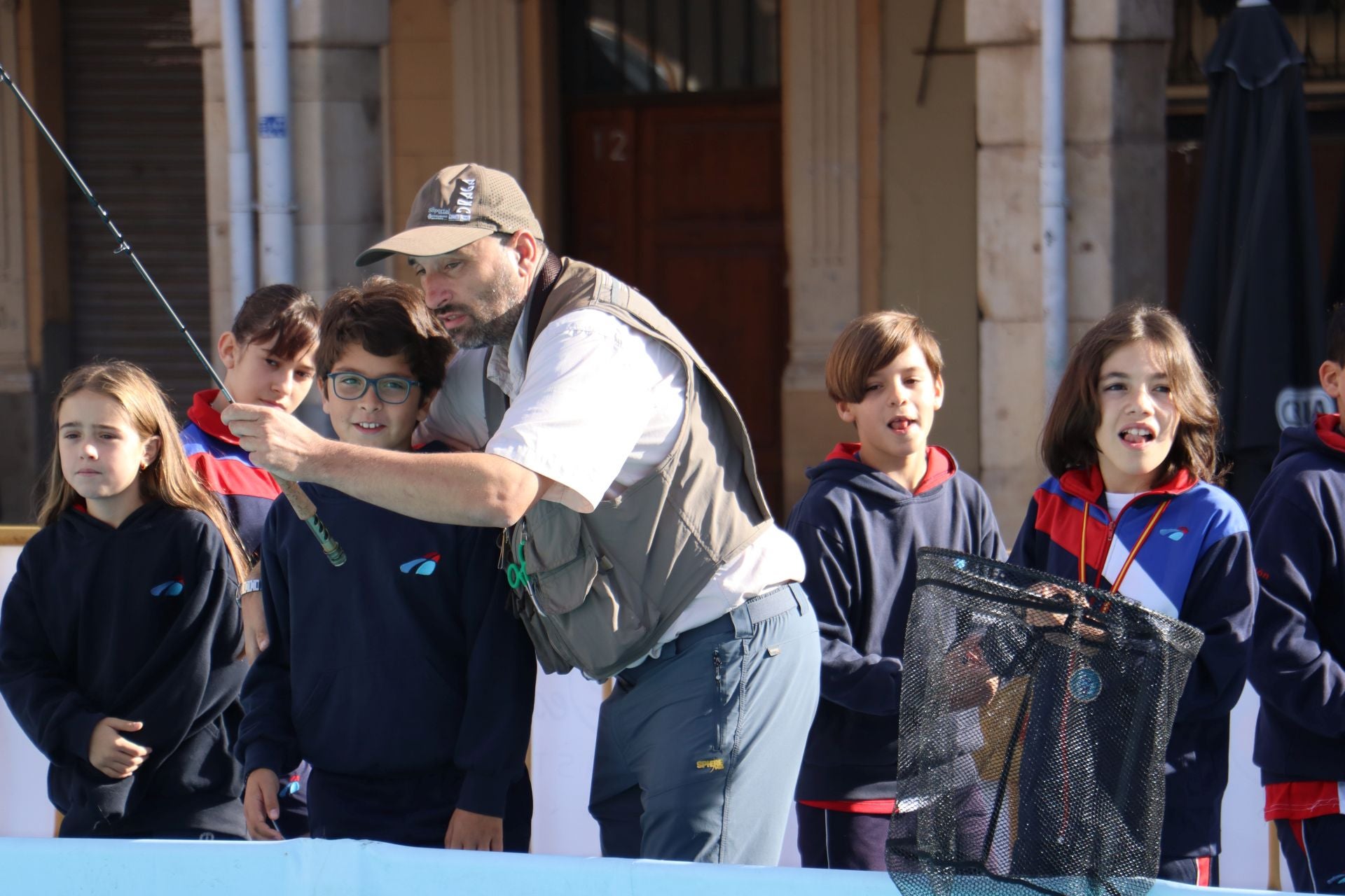 La Plaza Mayor de León se convierte en un aula de pesca
