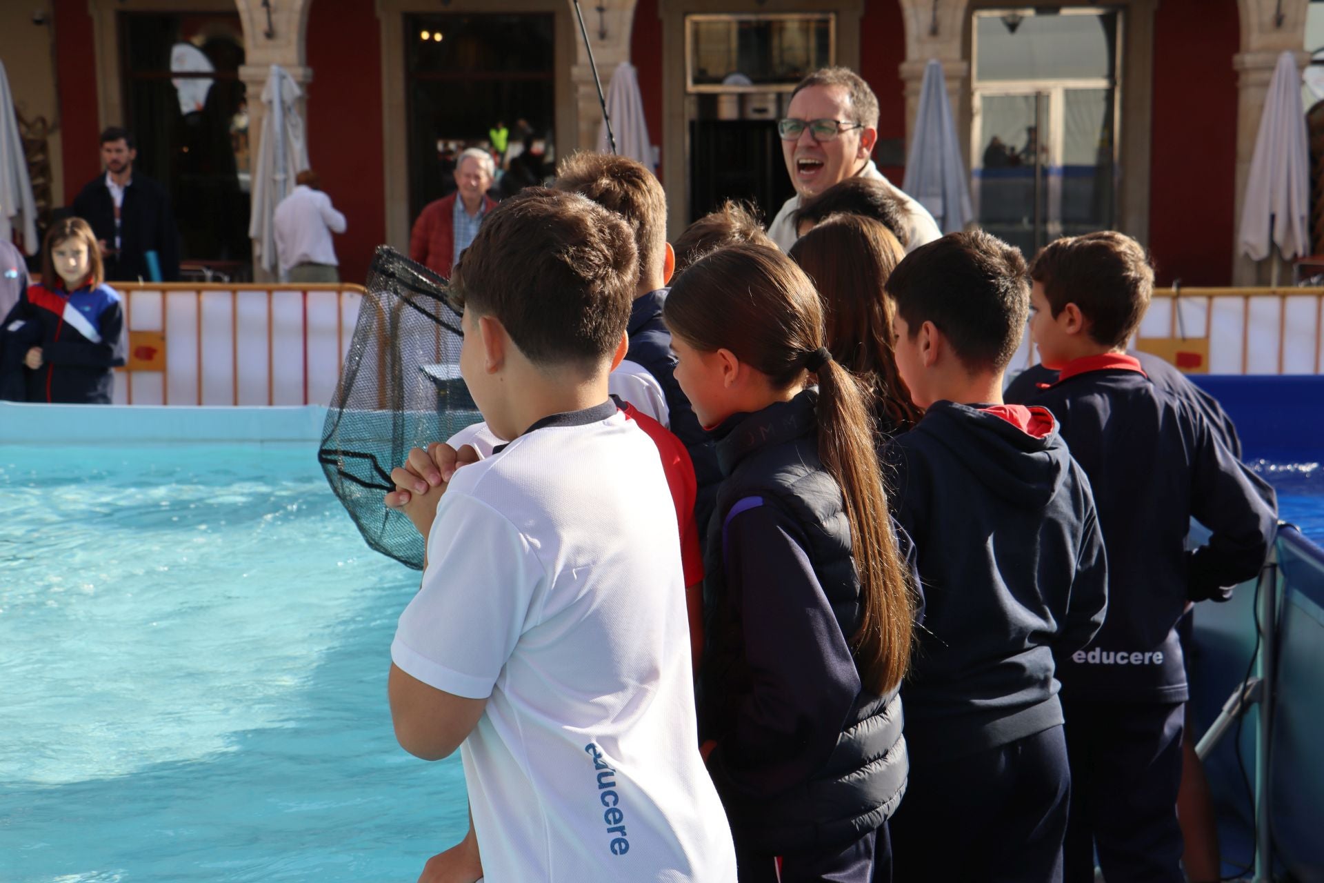 La Plaza Mayor de León se convierte en un aula de pesca