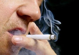Imagen de archivo de un hombre fumando.