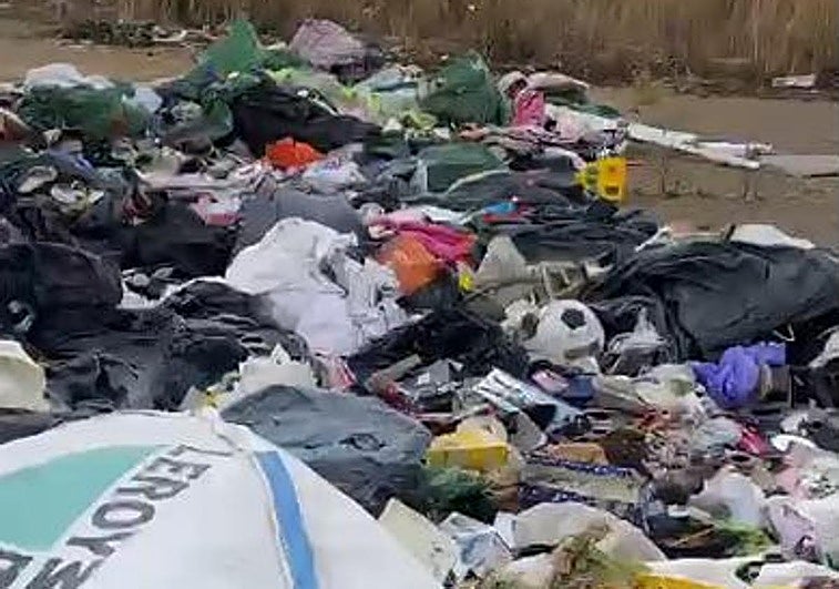 Ropa acumulada en el vertedero.