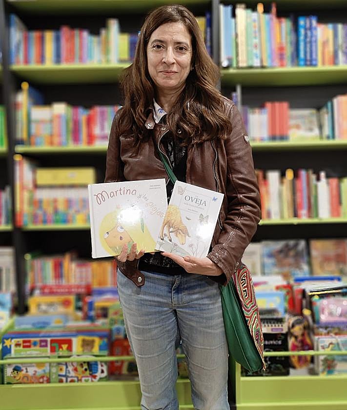 Imagen secundaria 2 - Una ilustración de Joaquín Alegre recreando un apeadero en Villacedré; varios ejemplares de 'La oveja más parlanchina'; y Ana Merino posando en la librería de León 'El guardián de los libros'.