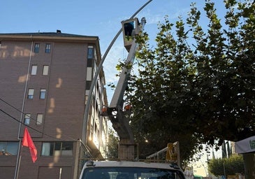 Astorga inicia la instalación del alumbrado navideño 2025-2026