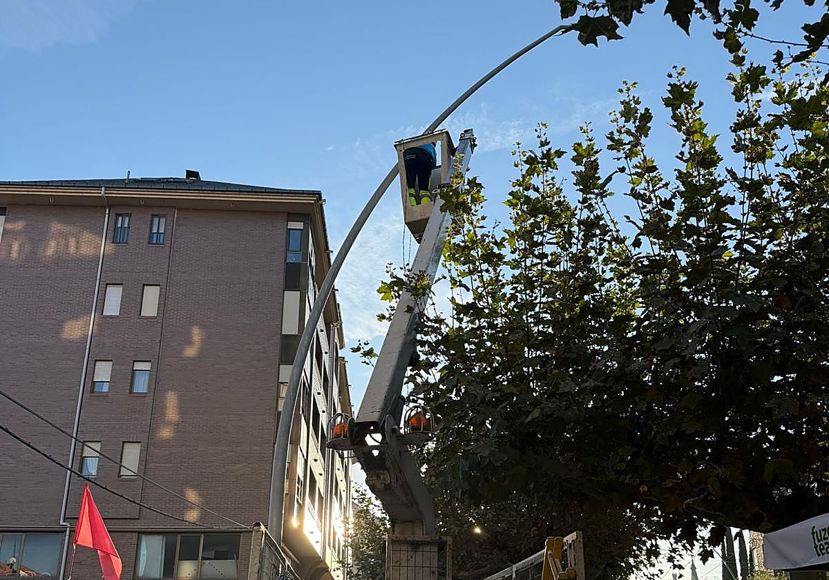 Colocación de luces navideñas en Astorga.
