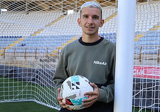 Luis Chacón posa en la entrevista para leonoticias.