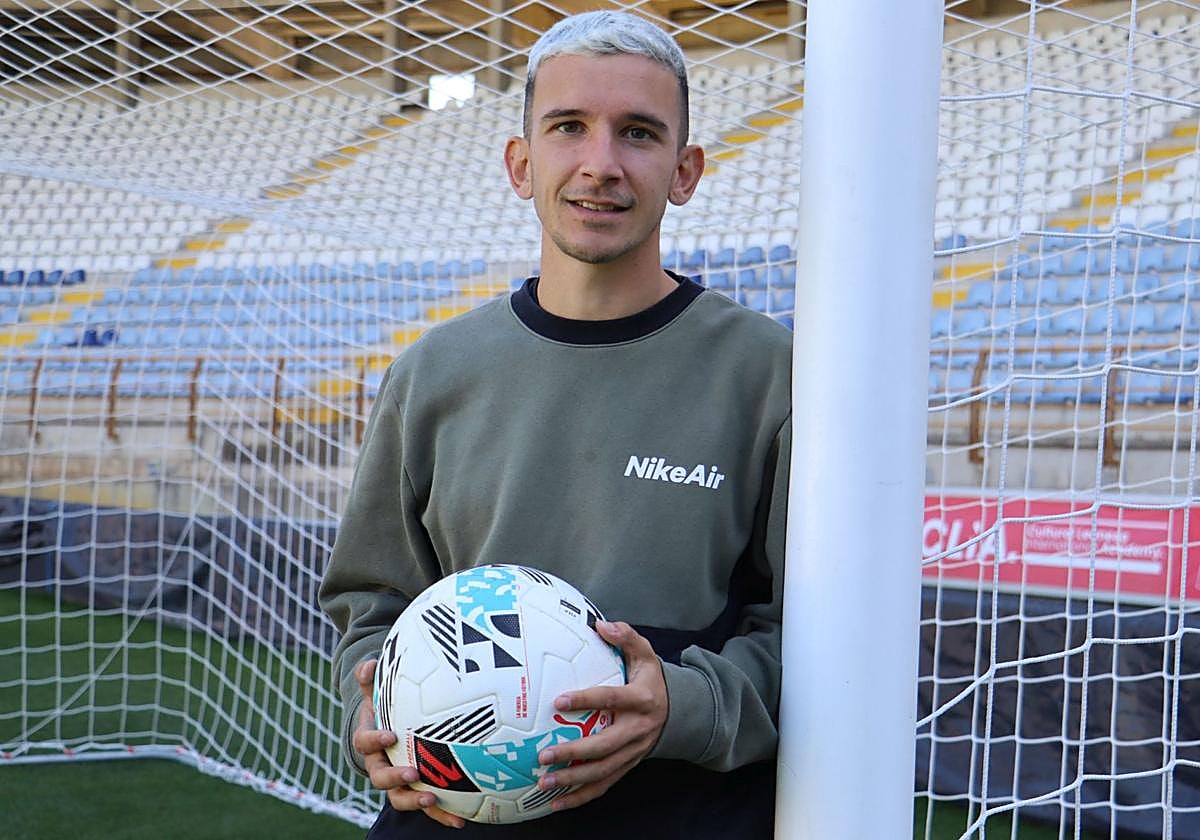 Luis Chacón posa en la entrevista para leonoticias.