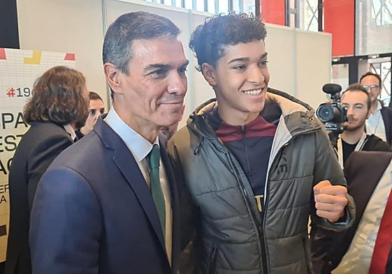 Un asistente de Enise se fotografía con Pedro Sánchez.