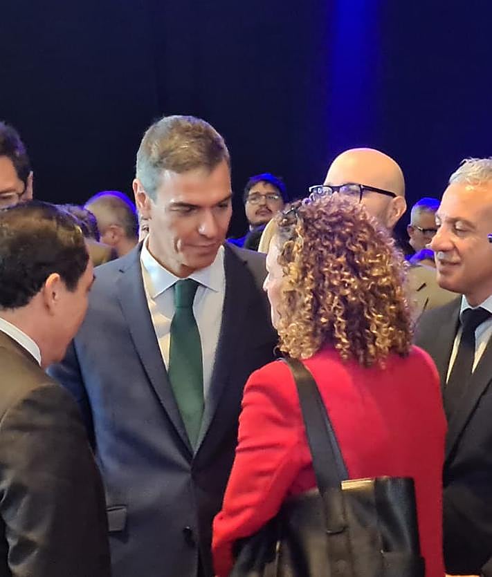 Imagen secundaria 2 - Sánchez se da un baño de masas en León... sin pisar la calle