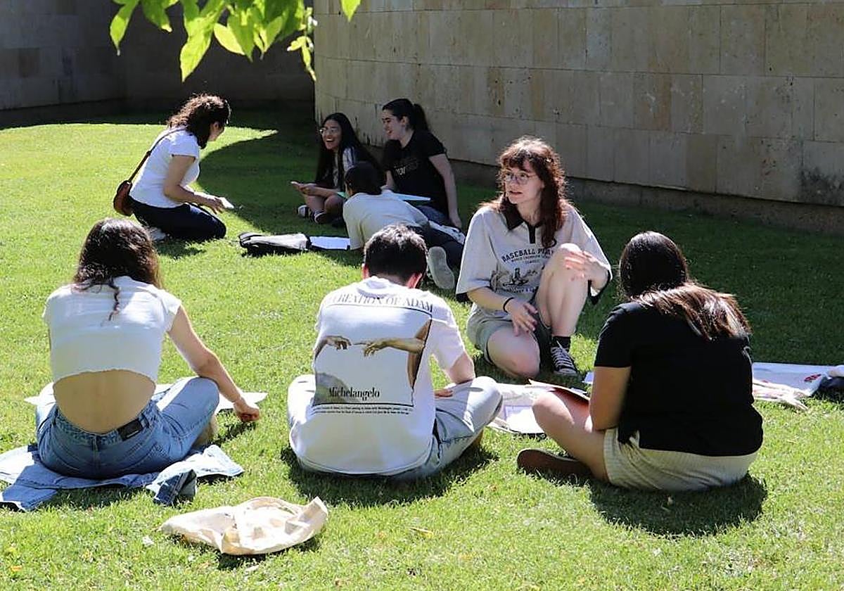 Estudiantes universitarios en el campus de Vegazana de la ULE.