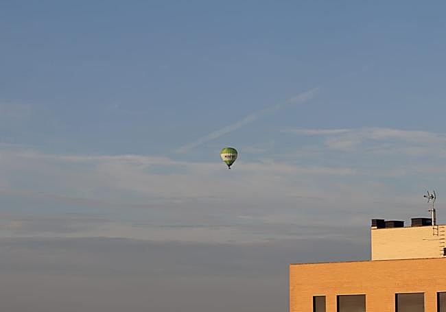 El globo, visto desde un edificio de la capital.