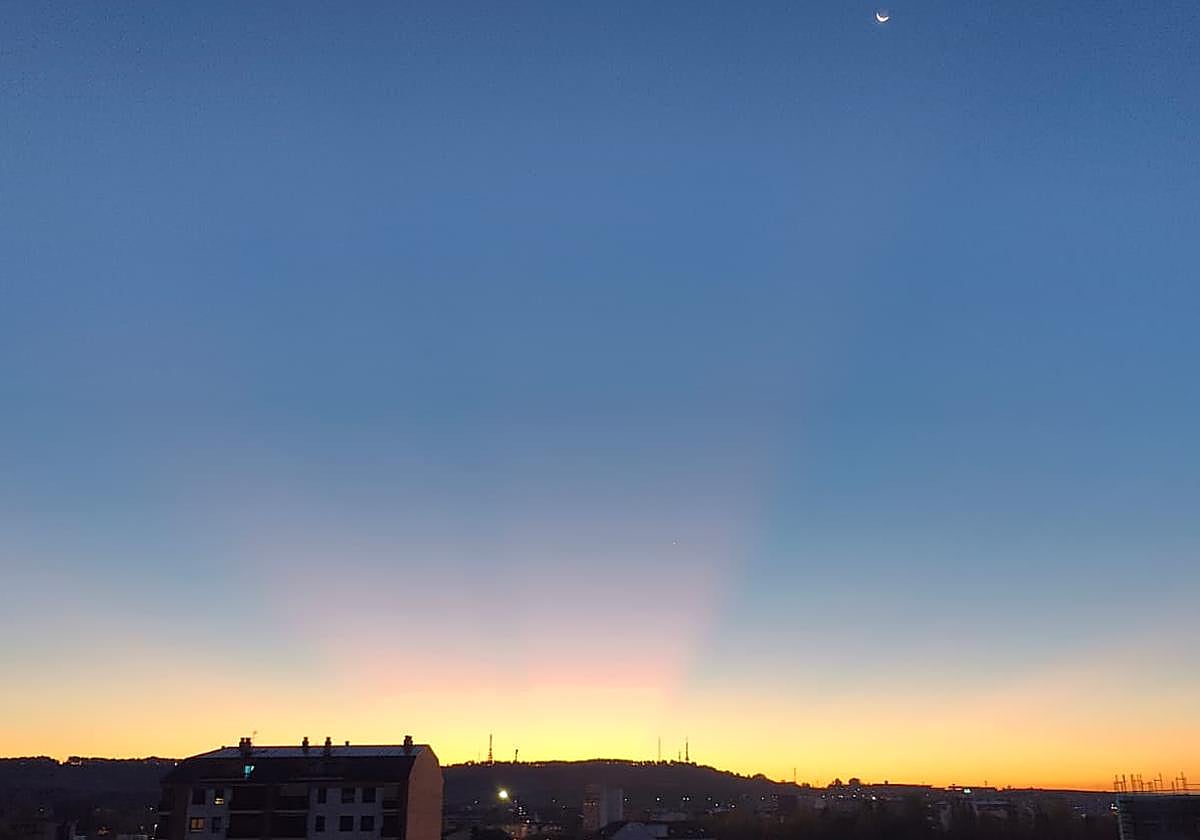 Los rayos de sol comienzan a asomar desde el Alto del Portillo en León al amanecer.