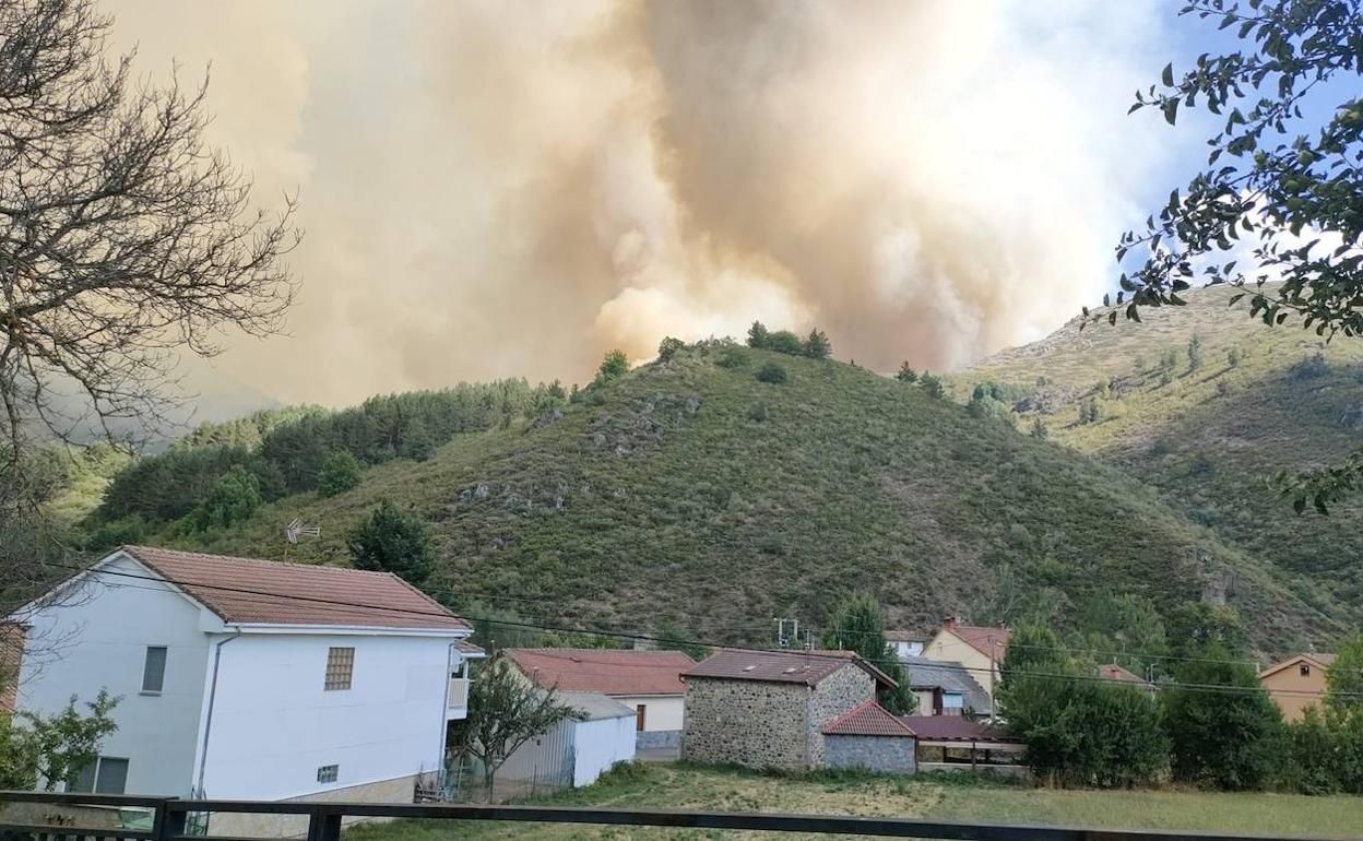 Imagen de Boca de Huérgano durante la ola de incendios que afectó al municipio.