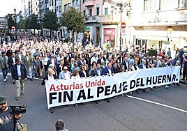 La multitudinaria manifestación en Oviedo contra el peaje del Huerna.