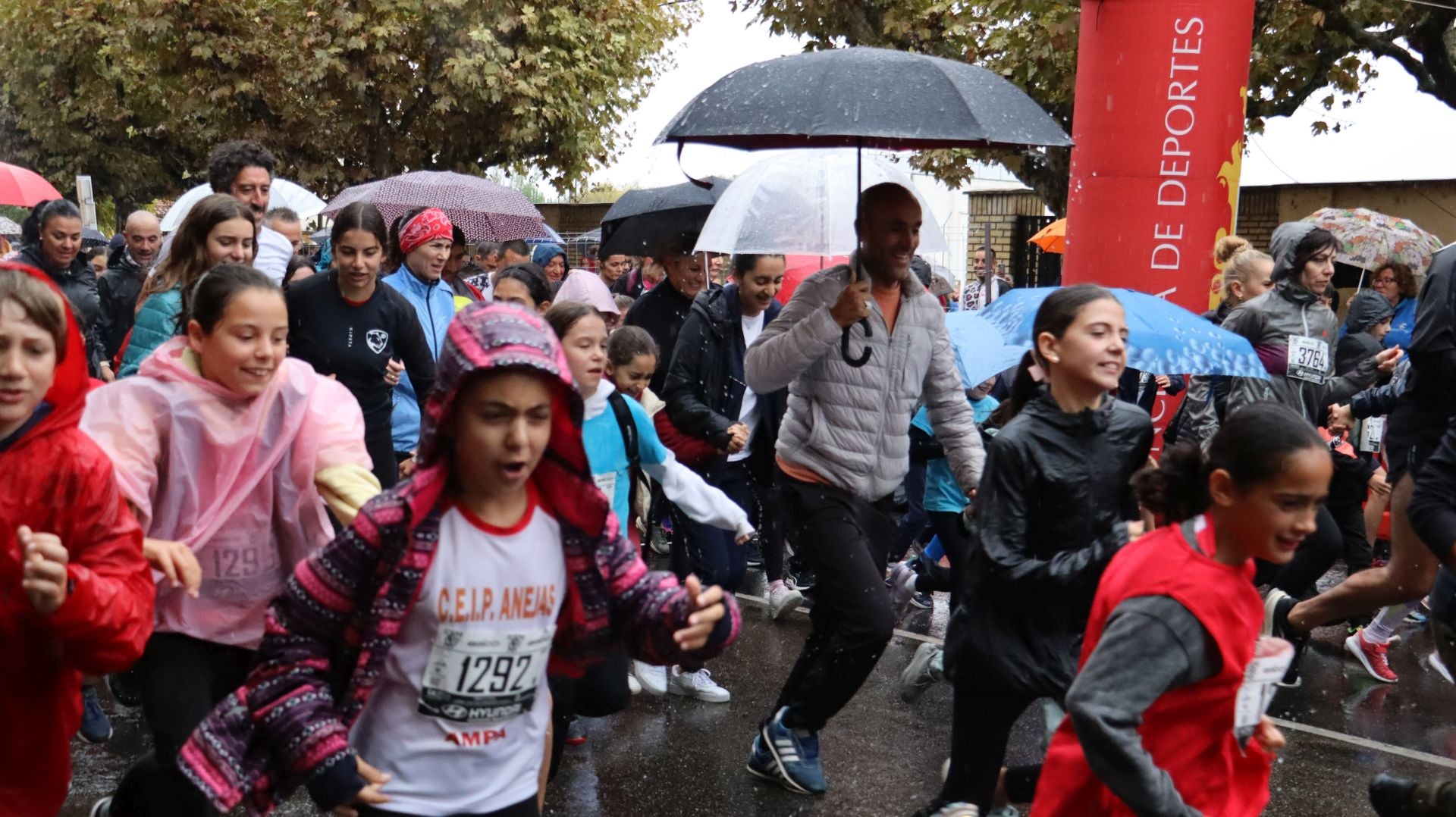 Las mejores imágenes de la carrera popular de los &#039;10 kilómetros Ciudad de León 2025&#039;