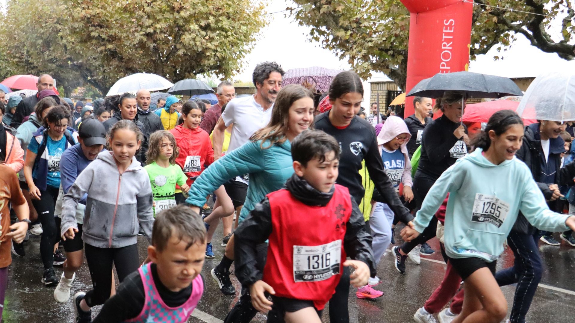 Las mejores imágenes de la carrera popular de los &#039;10 kilómetros Ciudad de León 2025&#039;