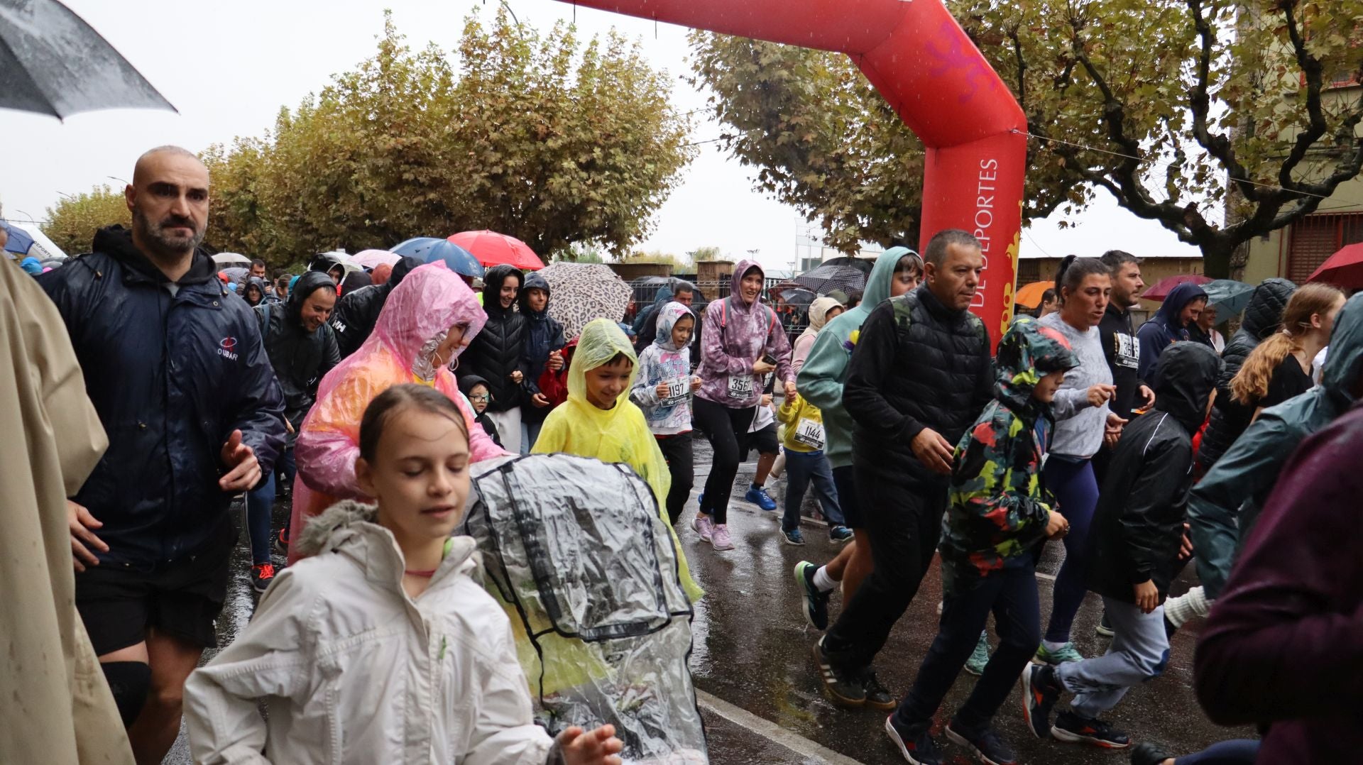 Las mejores imágenes de la carrera popular de los &#039;10 kilómetros Ciudad de León 2025&#039;