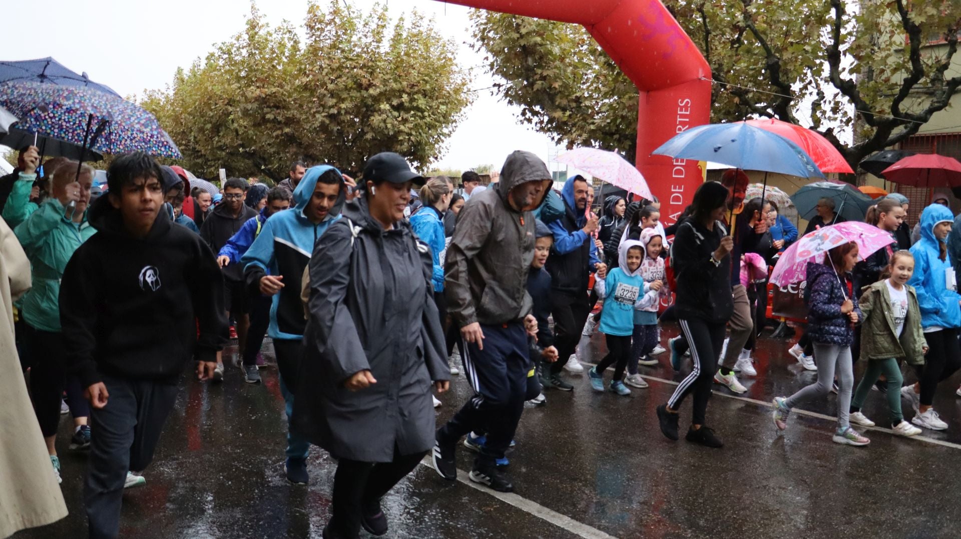 Las mejores imágenes de la carrera popular de los &#039;10 kilómetros Ciudad de León 2025&#039;
