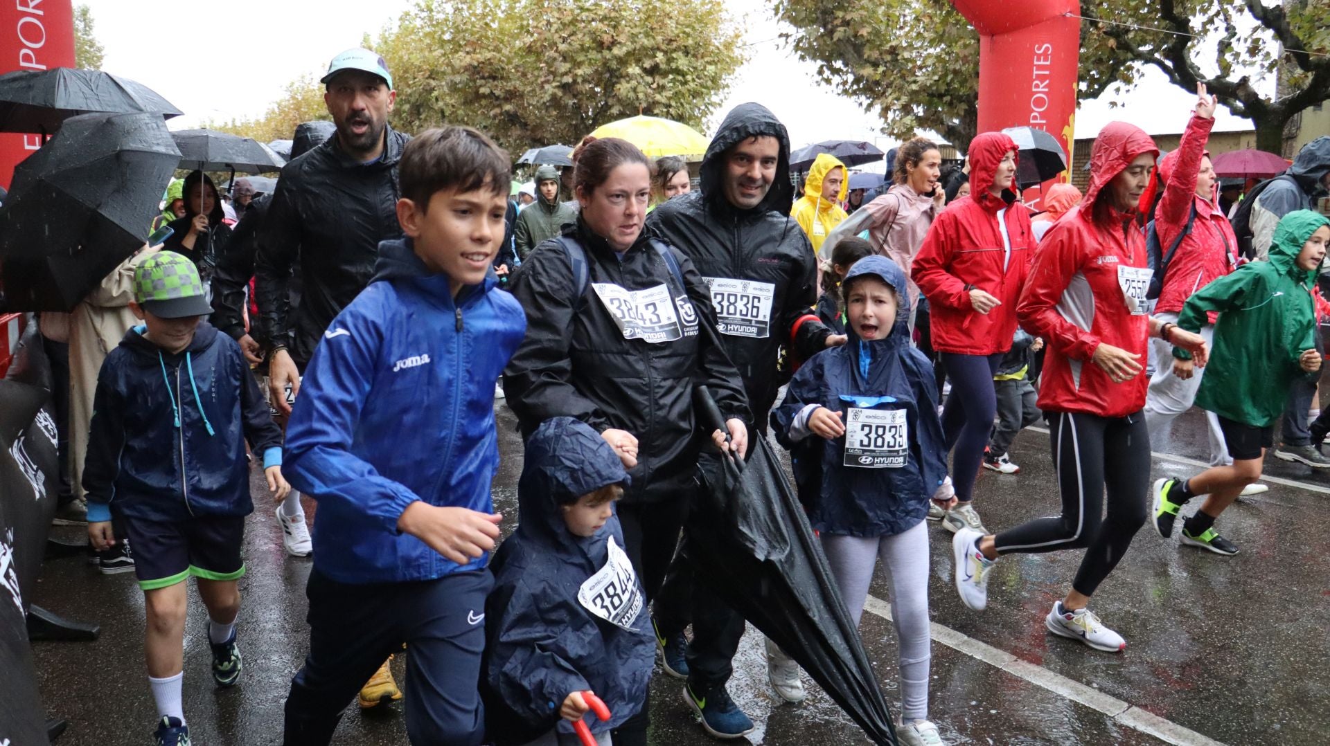 Las mejores imágenes de la carrera popular de los &#039;10 kilómetros Ciudad de León 2025&#039;