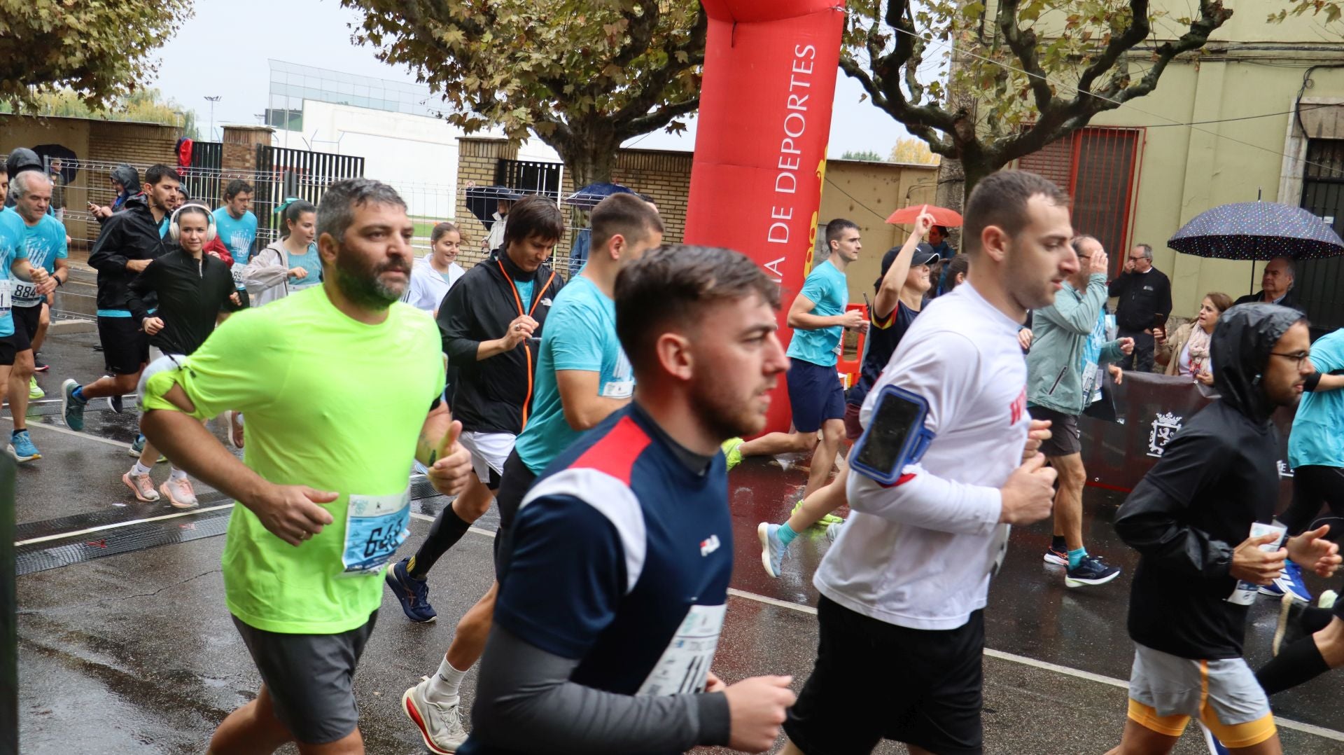 Imágenes de la salida de los &#039;10km Ciudad de León 2025&#039;