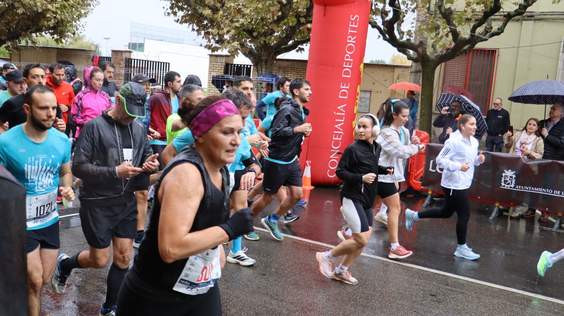 Imágenes de la salida de los &#039;10km Ciudad de León 2025&#039;