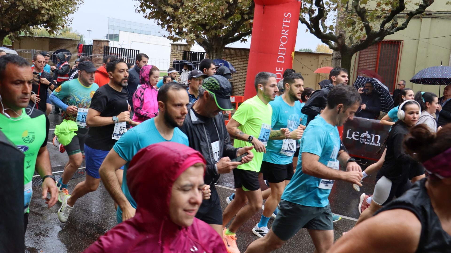 Imágenes de la salida de los &#039;10km Ciudad de León 2025&#039;