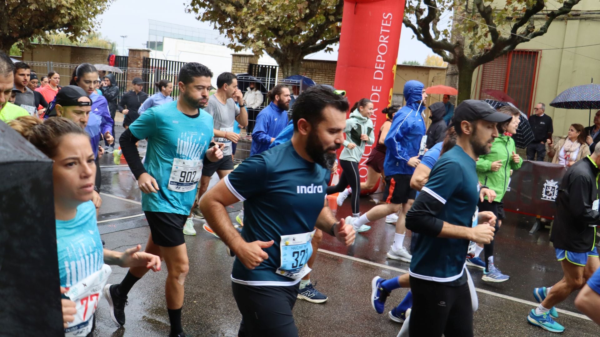Imágenes de la salida de los &#039;10km Ciudad de León 2025&#039;