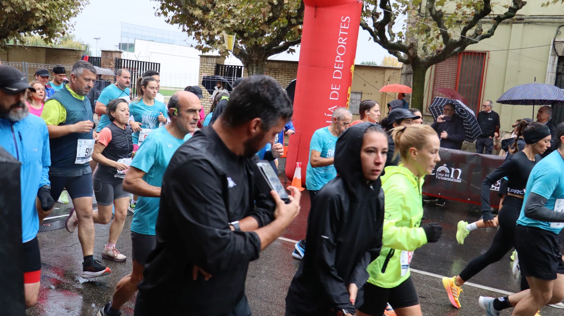 Imágenes de la salida de los &#039;10km Ciudad de León 2025&#039;